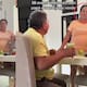 “Salven a ese pobre hombre”: Joven graba cómo su madre obliga a su padre a tomar un jugo verde y capta su reacción se vuelve viral