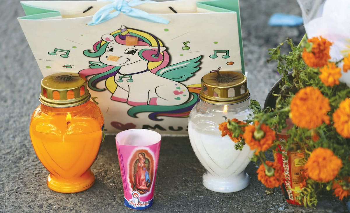 Siguen llegando los detalles en la ofrenda que está en Doctor Noriega y Matamoros, cerca de la tienda Waldo’s. FOTO: JULIÁN ORTEGA