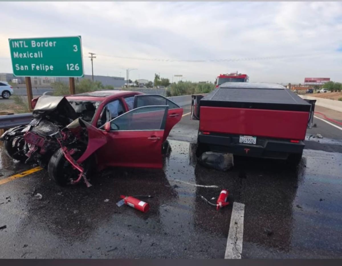 Un vehículo, un tractor de Caltrans y una Cybertruck estuvieron involucrados en un choque múltiple l Foto: Cortesía