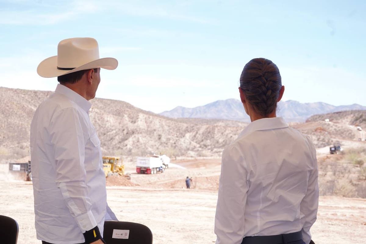 El gobernador Alfonso Durazo Montaño y la presidenta Claudia Sheinbaum observan el inicio de la obra.
