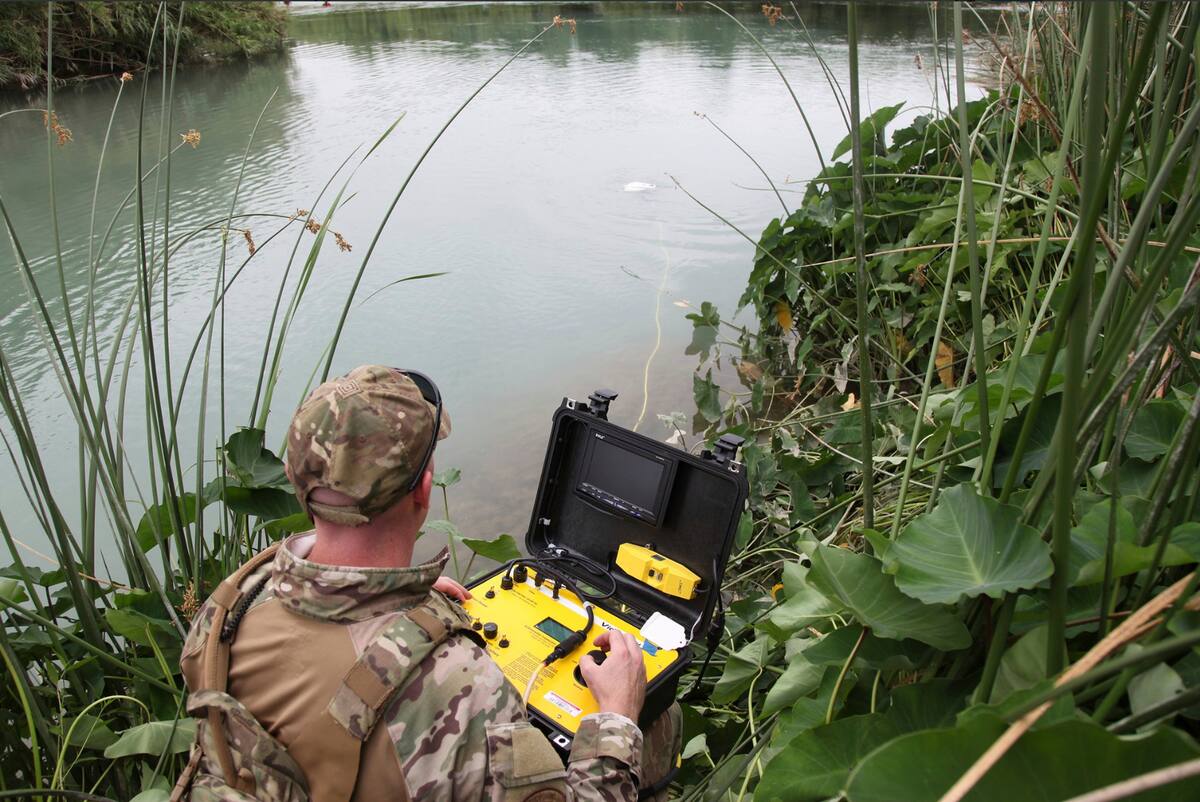 En esta fotografía del 2 de julio de 2019, proporcionada por la Oficina de Aduanas y Protección Fronteriza, uno de sus agentes busca a una niña haitiana en el río Bravo en Del Rio, Texas. (Oficina de Aduanas y Protección Fronteriza vía AP)