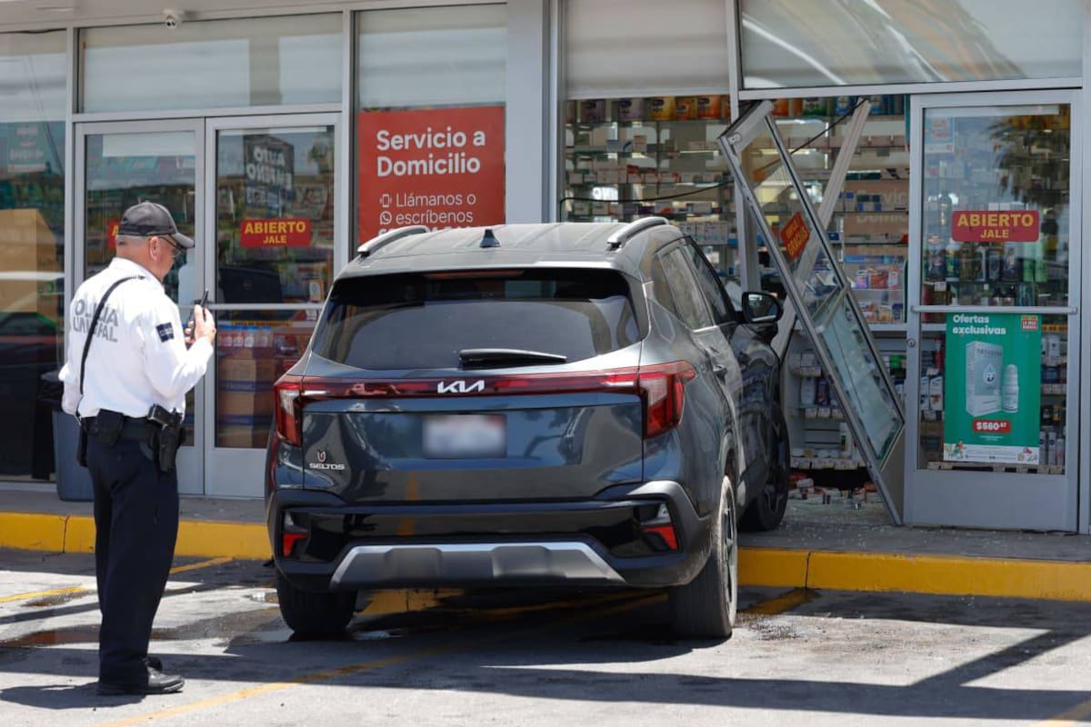 Joven madre y su bebé resultan lesionadas tras chocar contra farmacia
