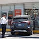 Joven madre y su bebé resultan lesionadas tras chocar contra farmacia