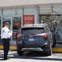 Joven madre y su bebé resultan lesionadas tras chocar contra farmacia