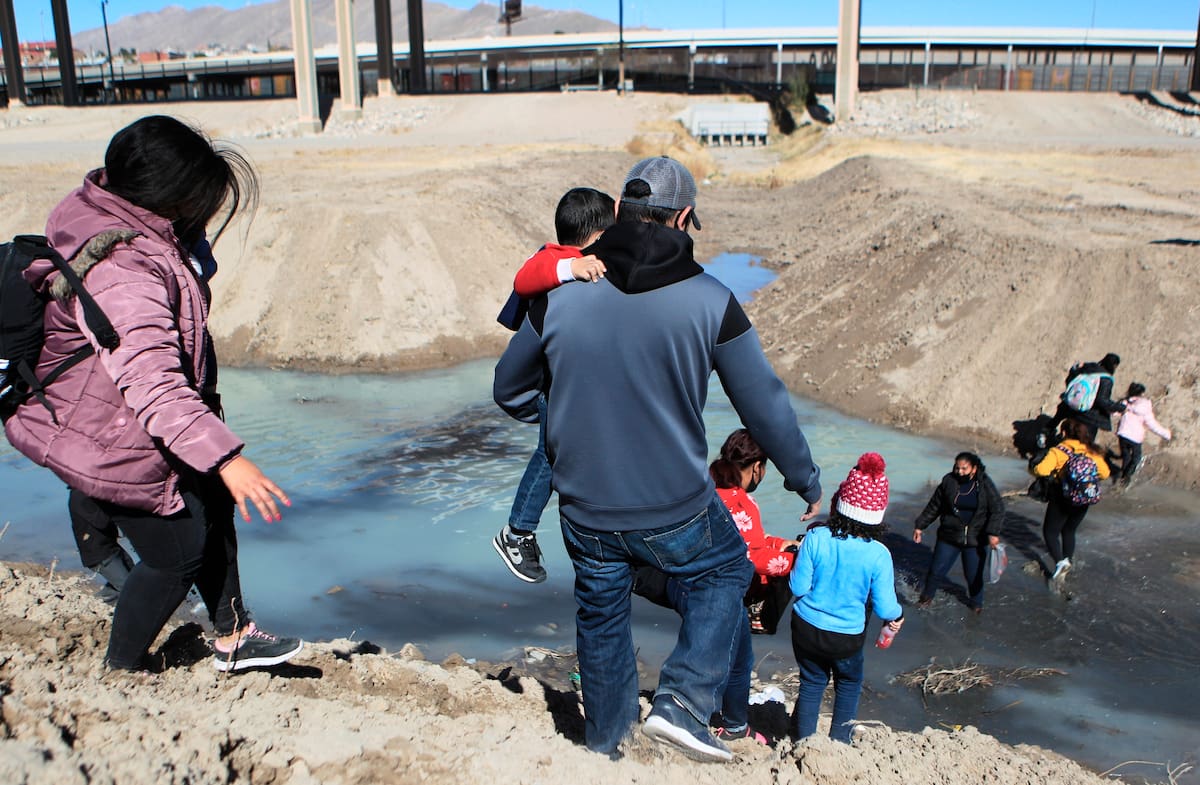 MEX4601. CIUDAD JUÁREZ (MÉXICO), 05/02/2021.- Decenas de migrantes centroamericanos con niños cruzan el Rio Bravo hacía los Estados Unidos, hoy desde la fronteriza Ciudad Juárez, en el estado de Chihuahua (México). Con esta acción y la esperanza que desde ahora la administración del nuevo presidente estadounidense Joe Biden ablande las políticas migratorias, se están aventurando en un tumultuario éxodo, pero la realidad es otra; muchos de ellos están siendo detenidos por la Patrulla Fronteriza (Border Patrol) y regresados a su país sin más pertenencias que las que llevan puestas, Nos están quitando todo , dijo uno de los repatriados. EFE/Luis Torres