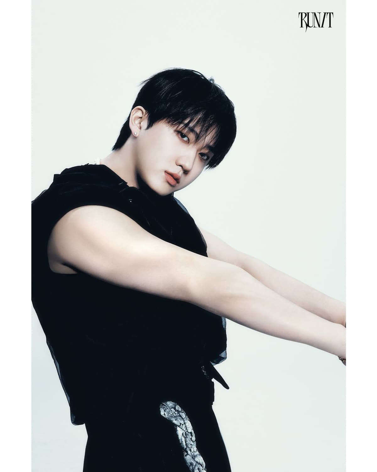 Changbin, miembro de Stray Kids(스트레이 키즈)
World Tour
OFFICIAL MERCH TEASER IMAGES.