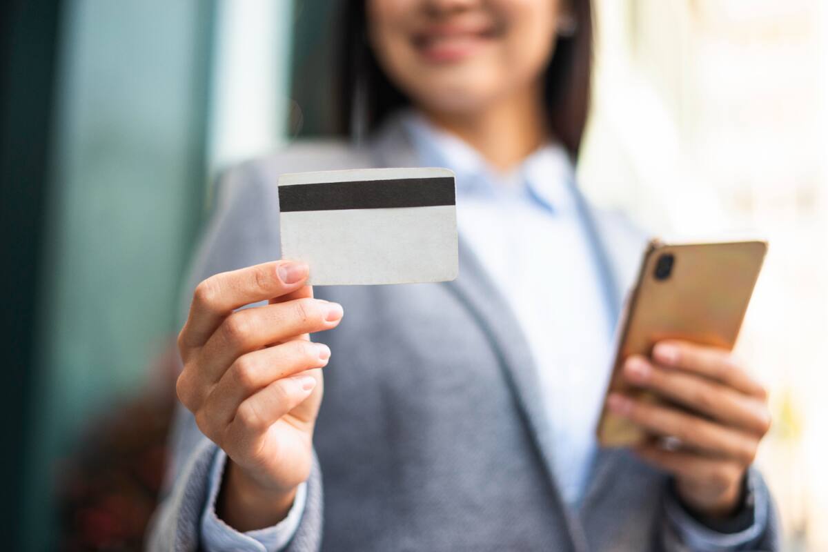 No deberías utilizar tu tarjeta de débito para comprar; conoce las razones financieras