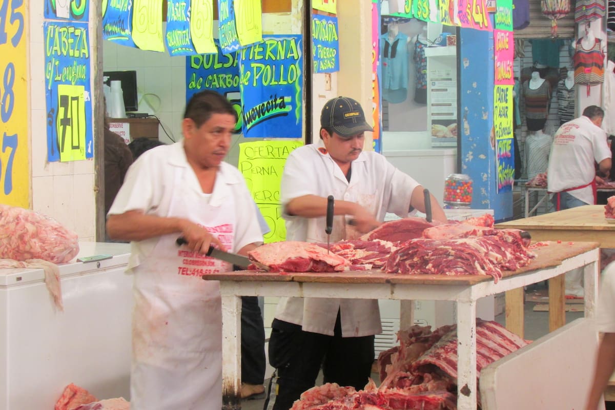 Productores bajan sus precios pero tú pagas más por el pollo, la res y el cerdo ¿por qué?
