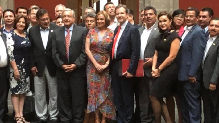AMLO y SNTE buscan que entrega de plazas premie el mérito académico