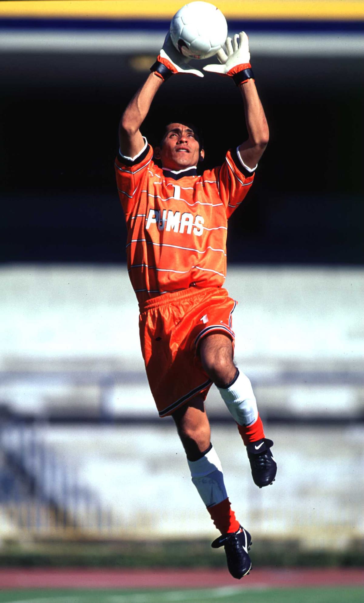 Jorge Campos, portero de Pumas, salta para atrapar el balón. (Foto: Archivo GH)