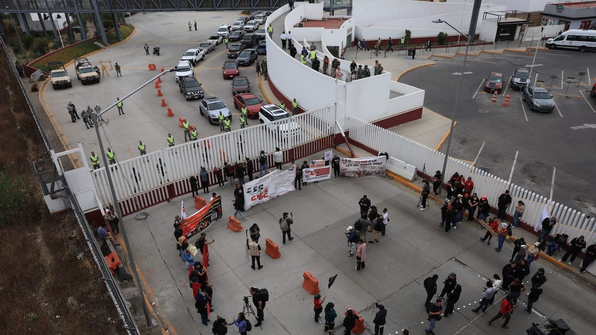 Bloquean garita del Chaparral en Tijuana maestros del CNTE