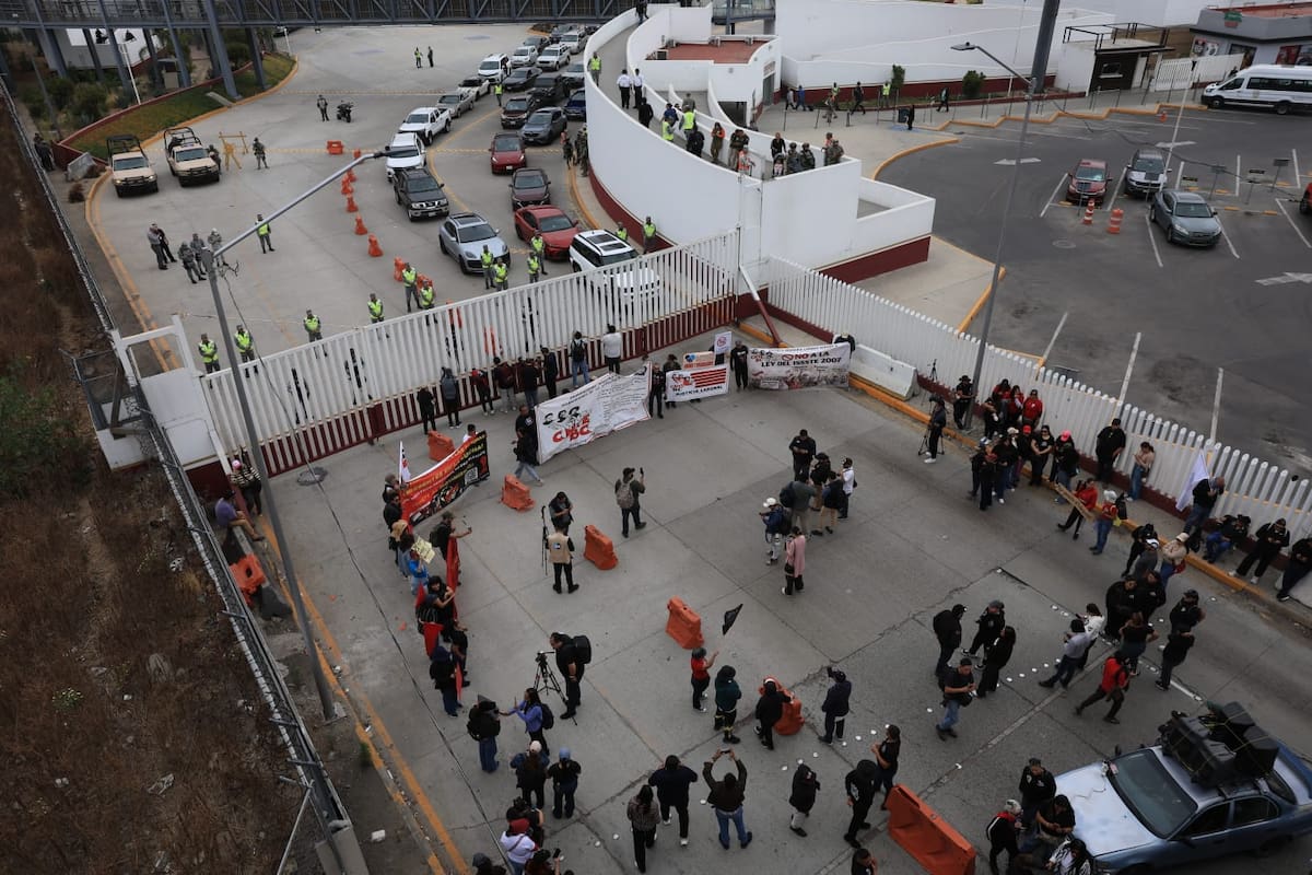Bloquean garita del Chaparral en Tijuana maestros del CNTE; podría extenderse entre 2 y 3 horas