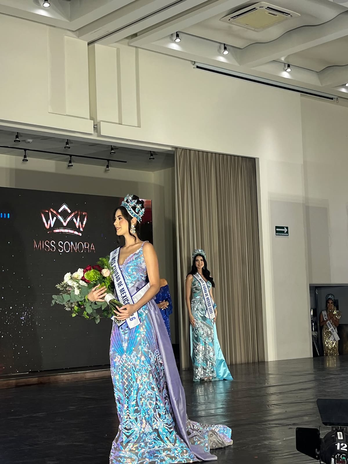 Evelín Castillo, Miss Ciudad de México 2026, modela con elegancia tras recibir su corona. / Foto: Linda Soto