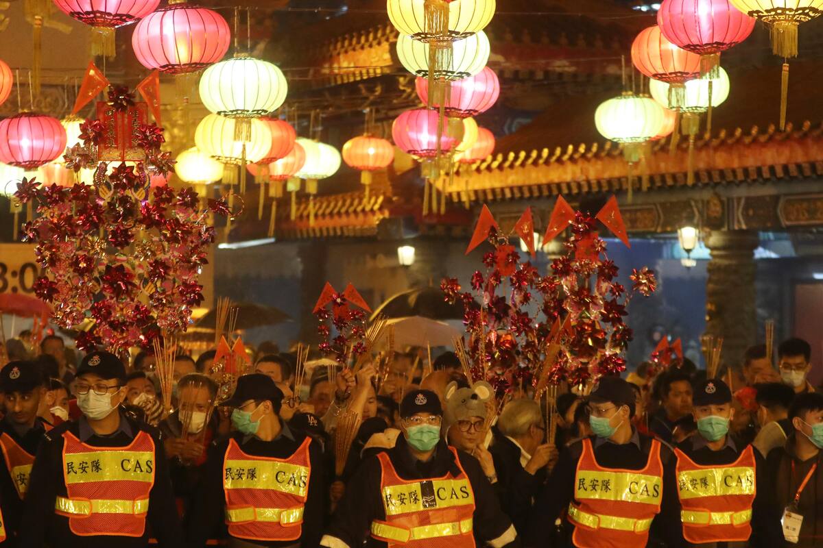 China amplía su cuarentena tras brote de coronavirus que ha matado a 41