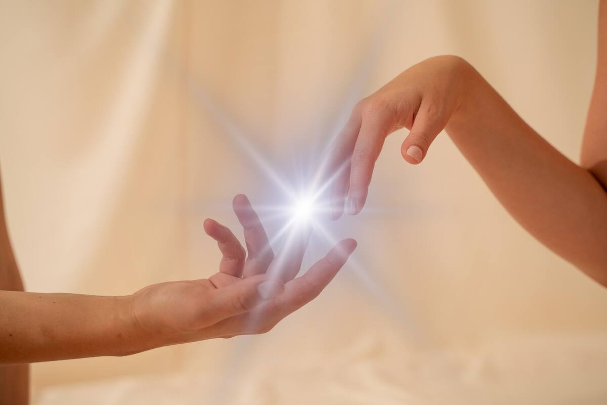 Qué significa cuando una persona te da “toques”, según la ciencia