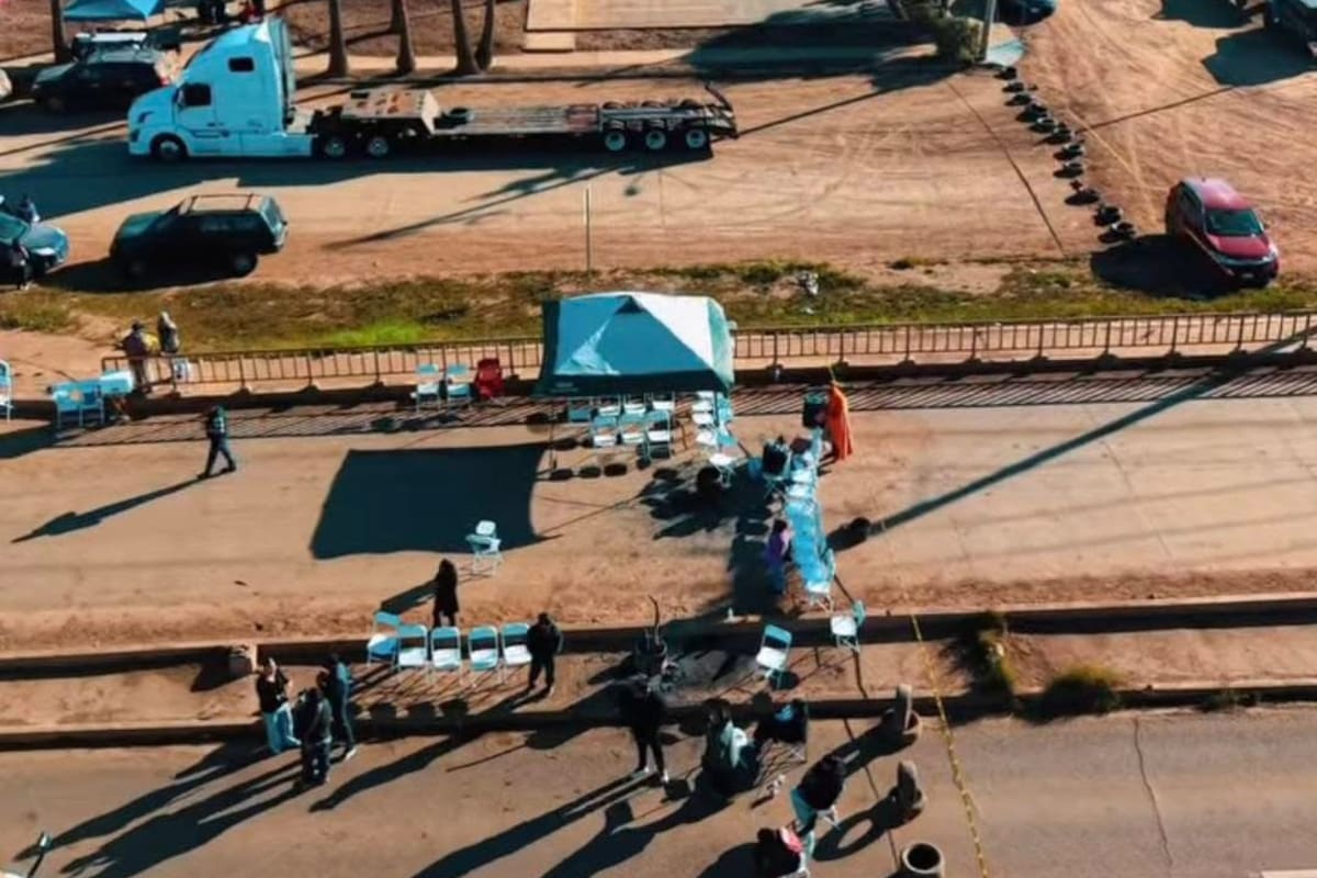 Manifestantes bloquean la carretera de San Quintín exigiendo la renuncia de la alcaldesa