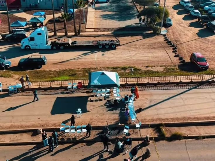 Manifestantes bloquean la carretera de San Quintín exigiendo la renuncia de la alcaldesa