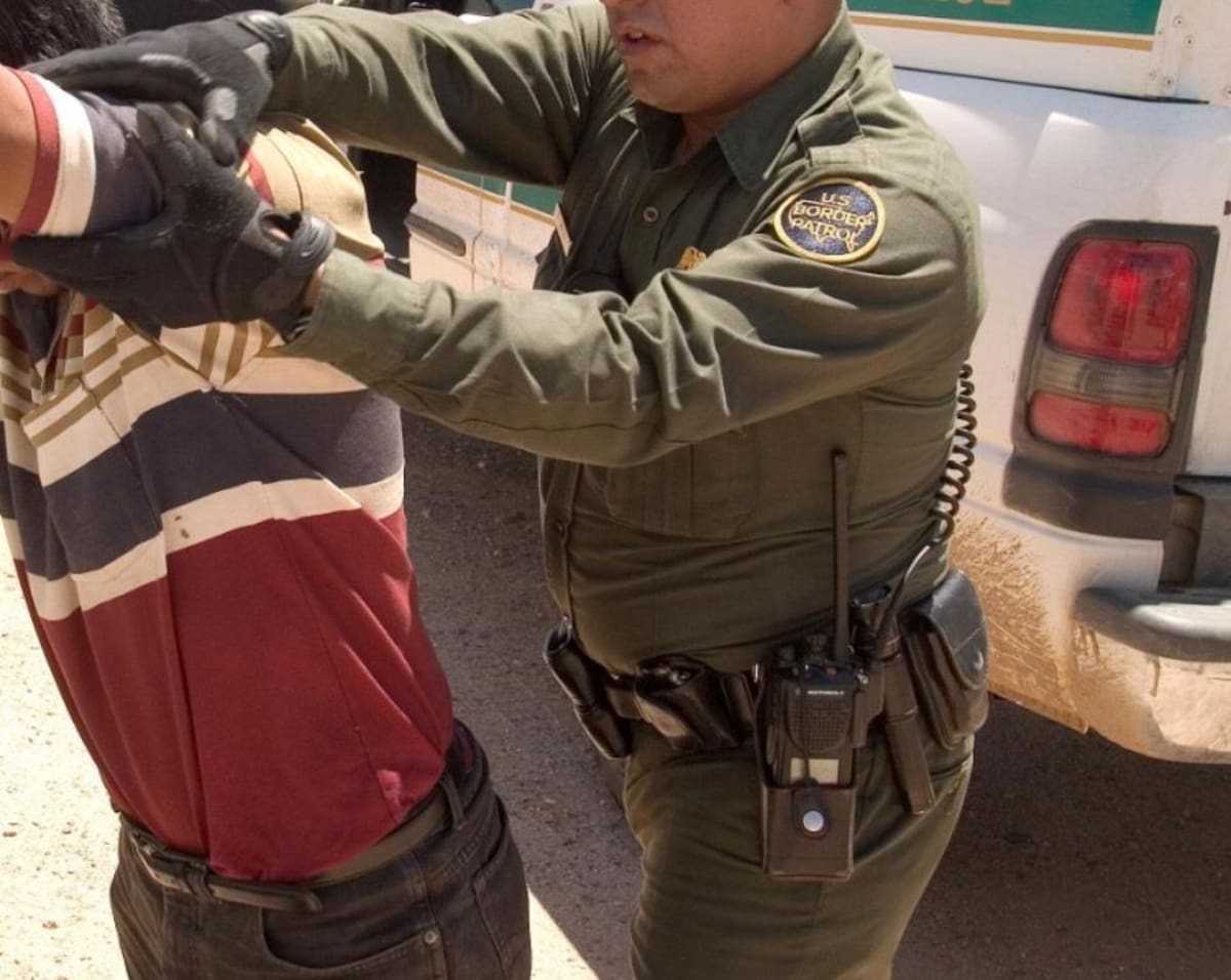 Imagen de un agente de la Patrulla Fronteriza realizando una detención. | Archivo GH