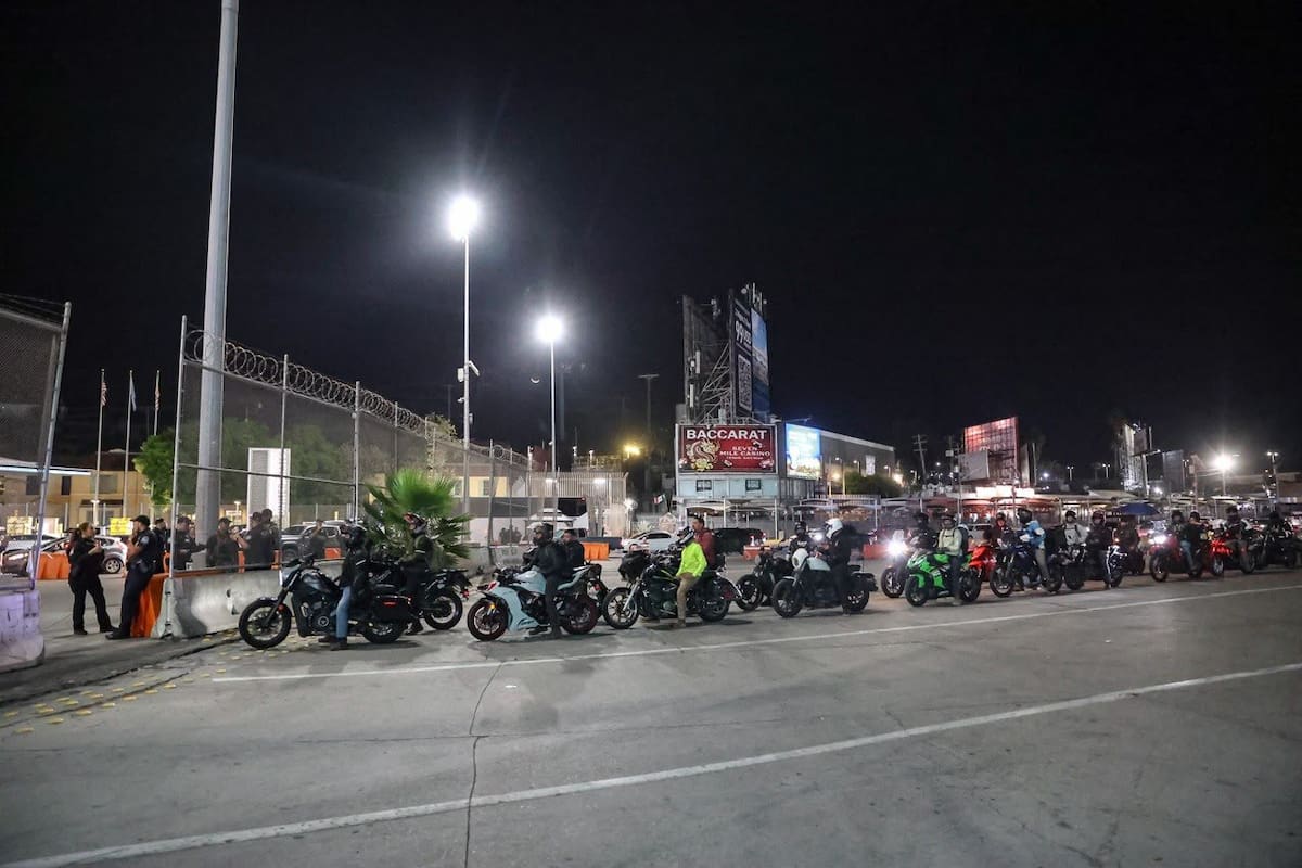 Motociclistas utilizan el nuevo acceso exclusivo en la garita de San Ysidro. Foto: Border Zoom