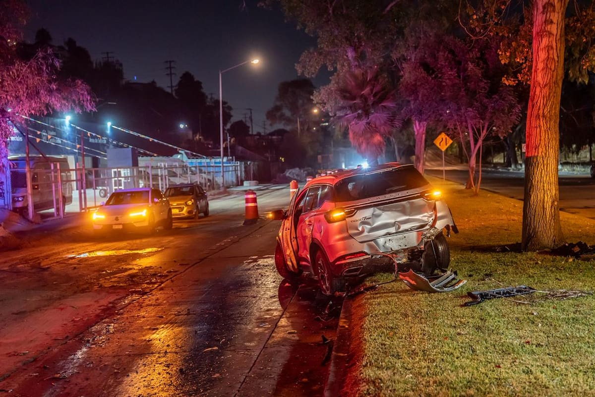 Una mujer lesionada tras accidente provocado por conductor que huyó del lugar. Foto: Border Zoom