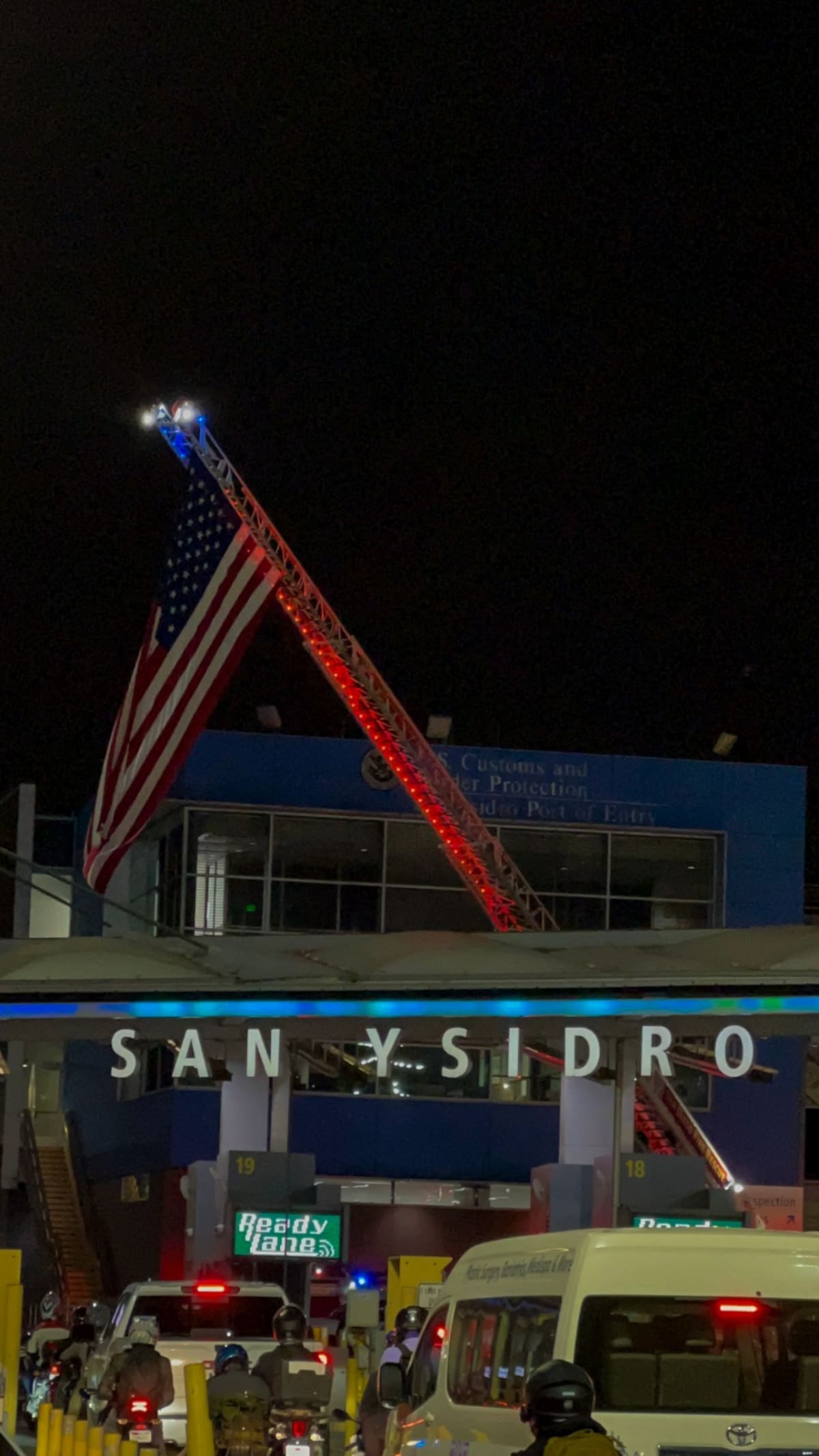 En la Garita de San Ysidro, oficiales de CBP guardaron un minuto de silencio mientras una grúa izaba la bandera de Estados Unidos. Foto: Leonardo González