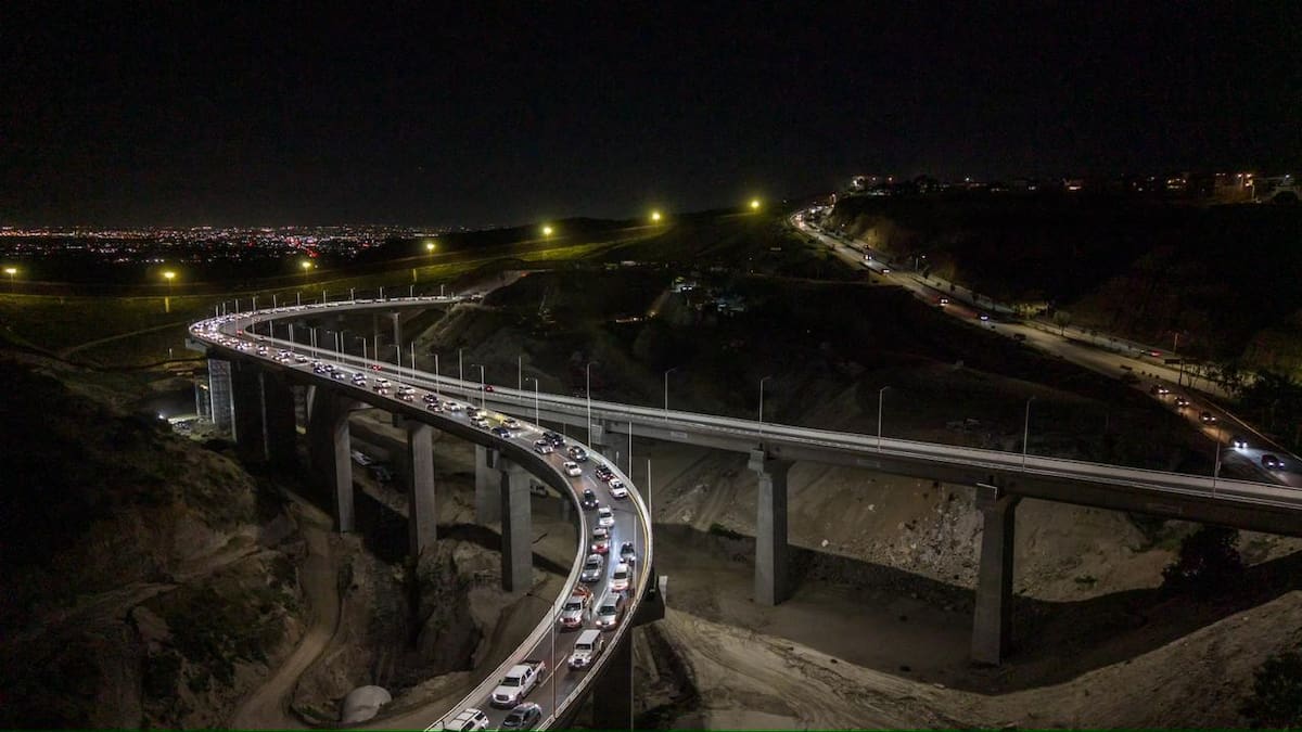 Una larga fila de vehículos se registró la tarde y noche de este viernes en la salida de la vialidad, desde la zona de El Chaparral hacia la delegación Playas de Tijuana. Foto: Border Zoom