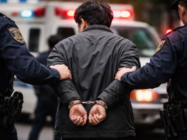 Arrestan a hombre de 40 años por golpear a extranjeros y causar 3 muertes