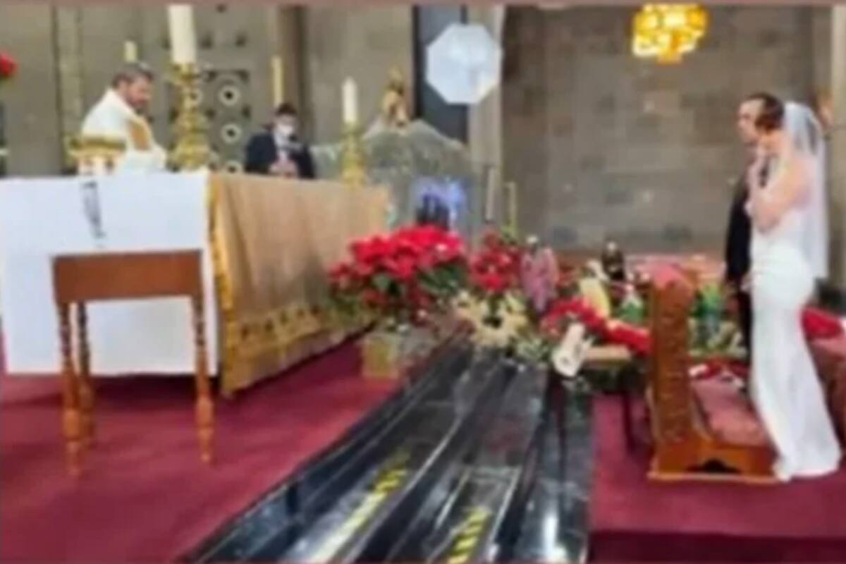 Funcionaria de CDMX, celebra boda en iglesia y difunde fotos