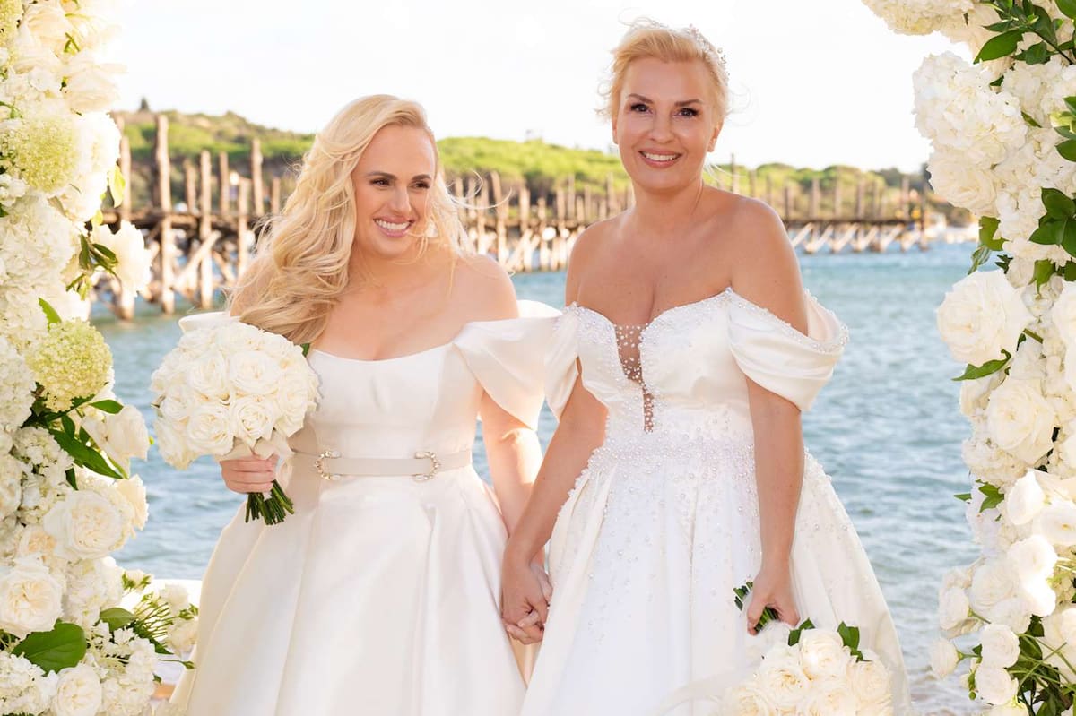 Rebel Wilson y Ramona Agruma en su primera boda en Cerdeña, celebrando su amor en un escenario íntimo y especial.