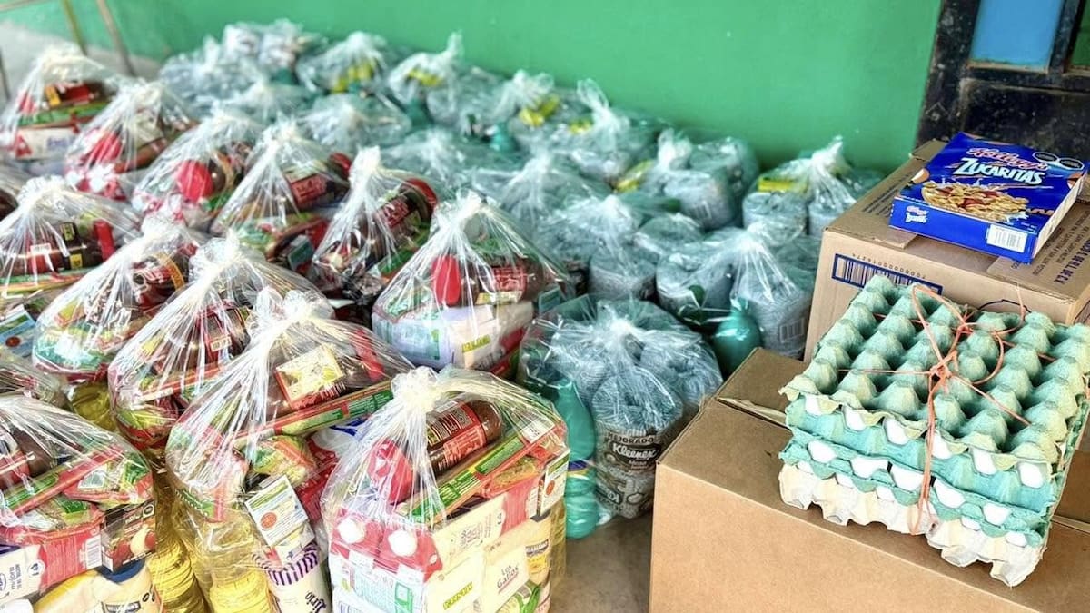 Las despensas incluyen alrededor de 24 productos básicos y se adquieren mediante compras colectivas al mayoreo. FOTO: ESPECIAL