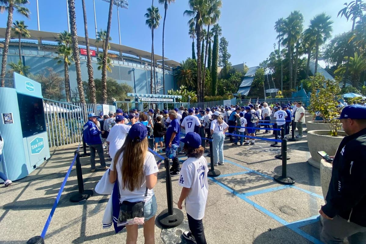 Afición angelina llena Dodger Stadium para el Juego 3 de la Serie Mundial