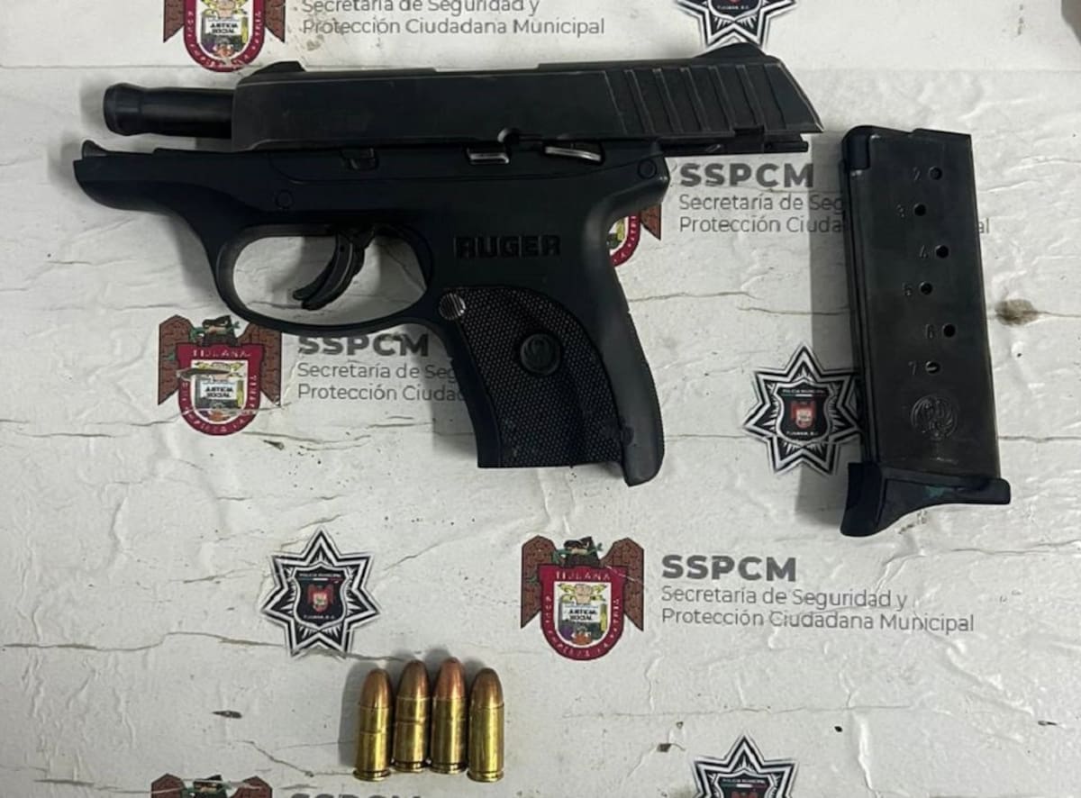 A los detenidos se les decomisó un arma de fuego tipo pistola, calibre 9 milímetros, abastecida con cuatro cartuchos útiles.