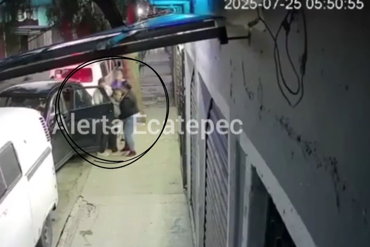 En menos de un minuto les roban el auto y bajan a una abuelita que iba a su consulta médica