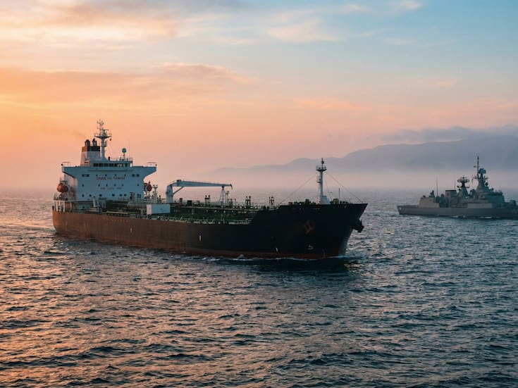 Precio del petróleo superó los 119 dólares por barril tras ataques en el estrecho de Ormuz y países aliados activaron acciones para garantizar la seguridad marítima en una de las rutas clave del suministro energético global