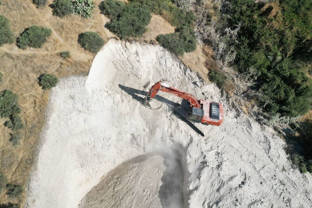 Piden residentes del Guaycura reparación de talud intervenido por maquinaria particular