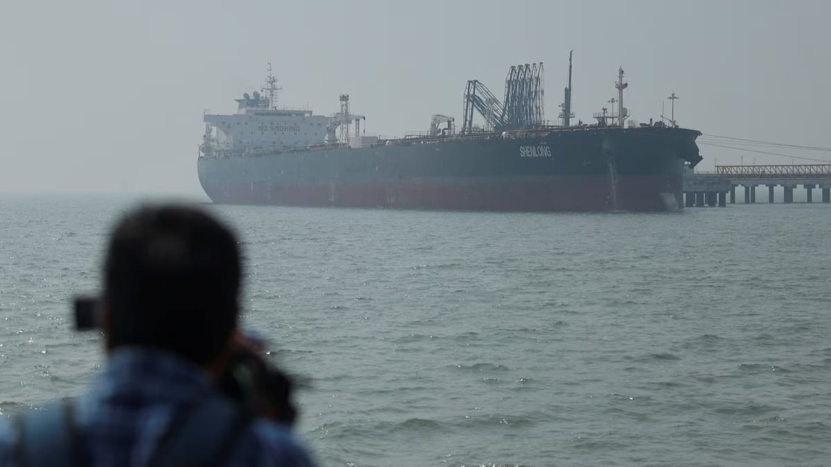 El paso del buque impulsó una caída de más del 5 % en el precio del petróleo. /Reuters