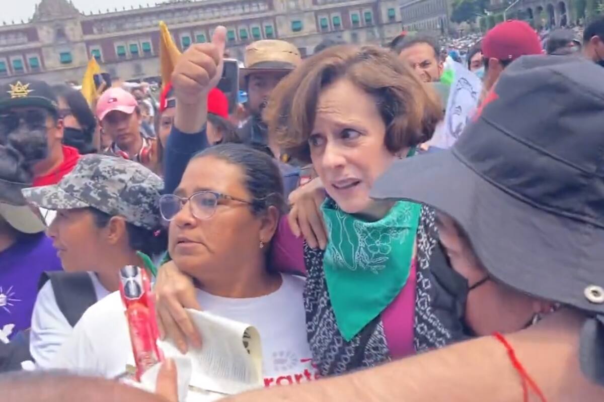 AMLO defiende a Denise Dresser tras agresión en el Zócalo