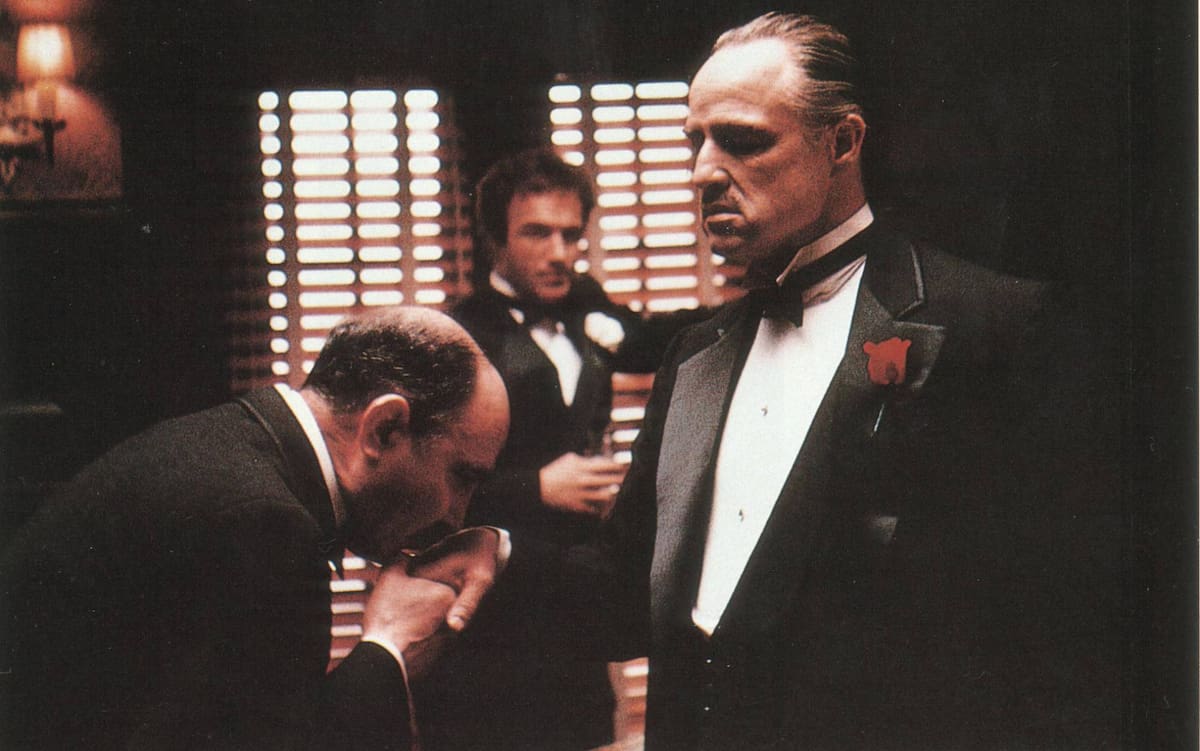 "El Padrino", dirigida por Francis Ford Coppola, es considerada una obra maestra del cine por su narrativa impecable y actuaciones inolvidables de Marlon Brando y Al Pacino.