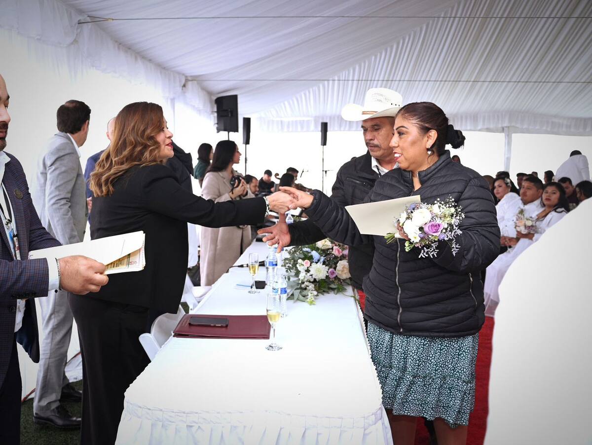 Decenas de parejas de la empresa HP Poly formalizaron su unión.