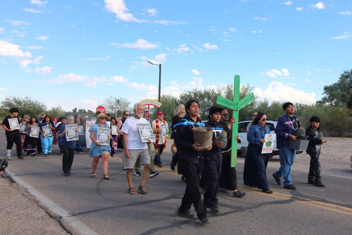 Tohono O’odham y líderes comunitarios se reúnen para oponerse a la construcción del muro fronterizo