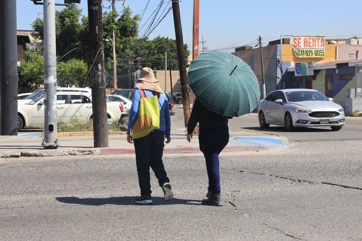 La región fronteriza registró temperaturas inusualmente altas para marzo, obligando a ciudadanos a usar sombreros y paraguas ante la intensa radiación solar. Foto: Sergio Ortiz