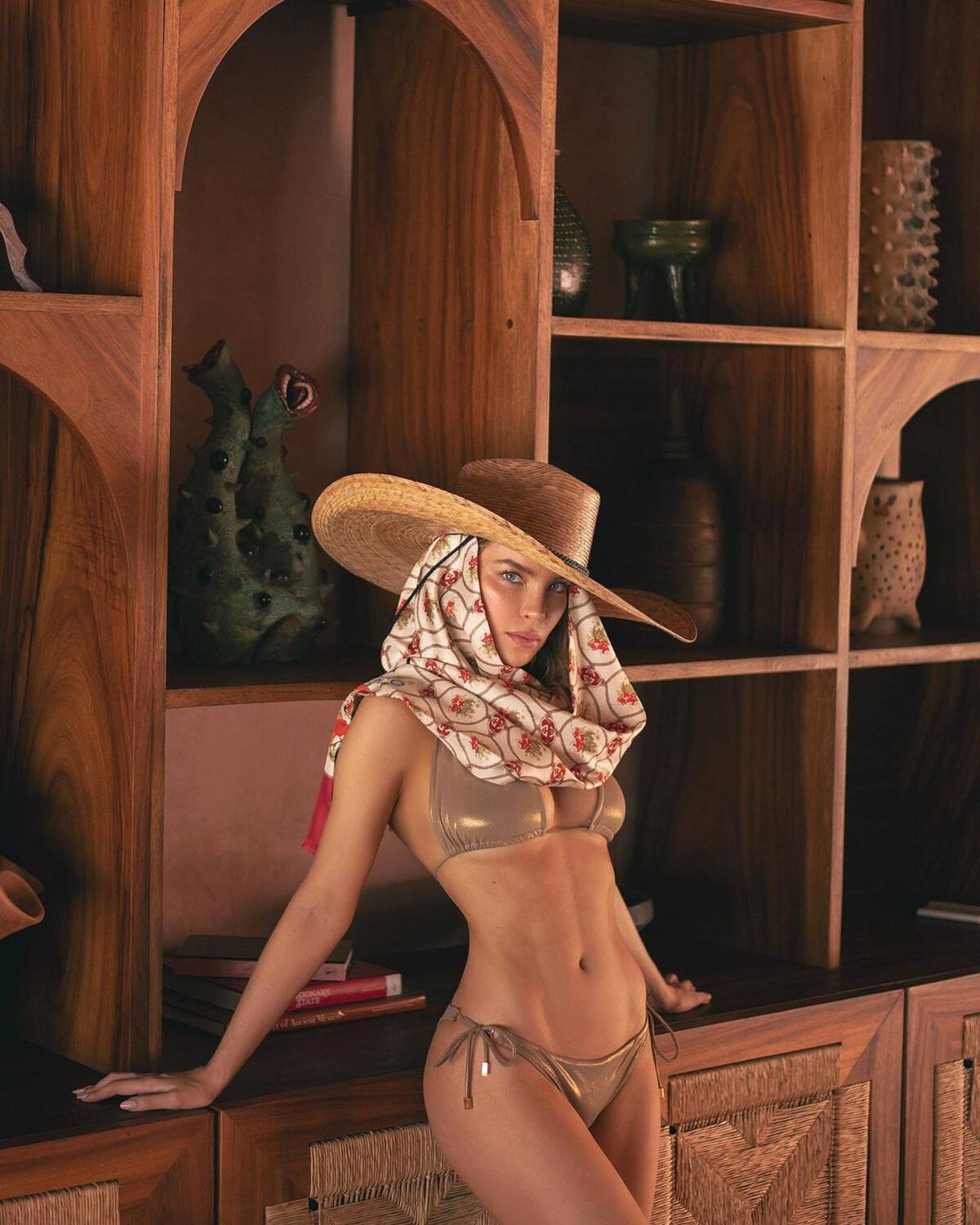 Belinda portó un traje de baño de color café claro.