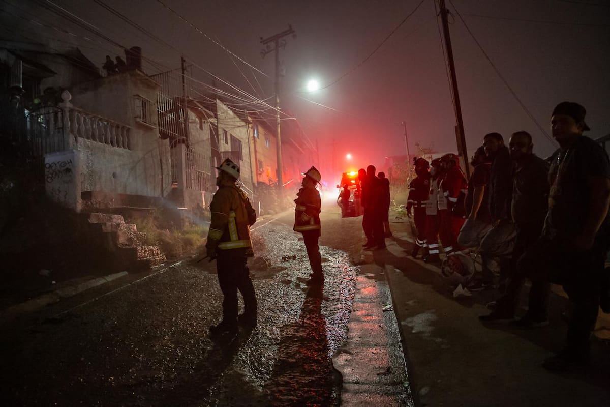 Al menos 15 bomberos de tres estaciones participaron en el control del incendio. Foto: Border Zoom