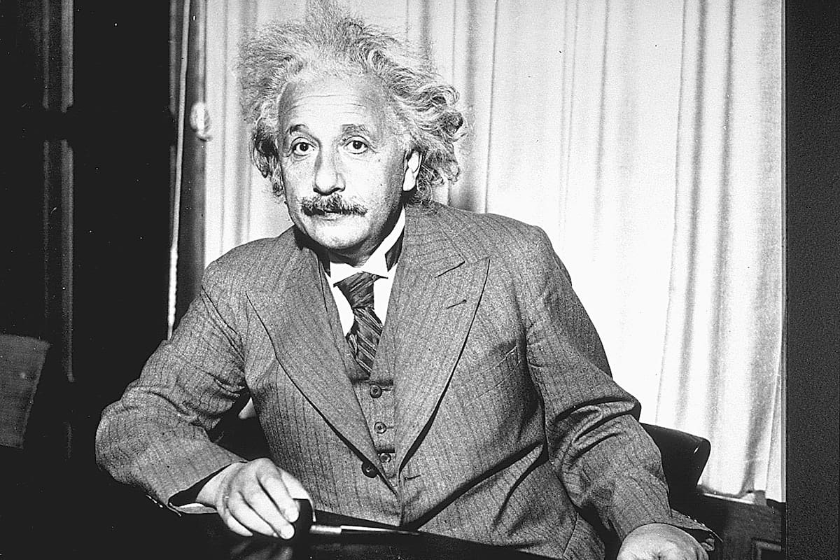 Cuando le preguntaron si creía en Dios, Einstein respondió que creía en el de Spinoza, quien identificó lo divino con la naturaleza