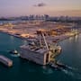 Con cajones de concreto de 15 mil toneladas bajo el agua, Singapur rediseña la logística global para mover 65 millones de contenedores sin conductores humanos