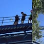 Una montaña rusa se detuvo a más de 74 metros por un apagón y obligó a los ocupantes a descender caminando por la estructura (VIDEO)