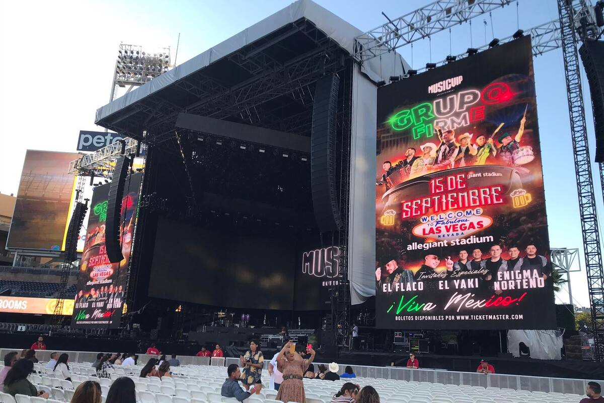 Inicio del concierto de Grupo firme en Petco Park