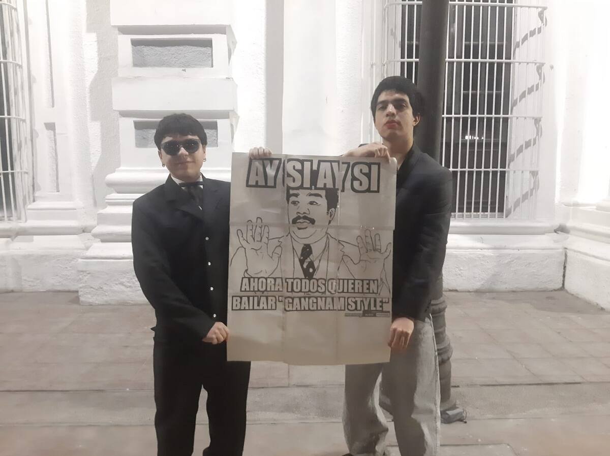 Omar Novela y su amigo Luis con un meme representativo de la década de los 2010. / Imagen por Gabriela Rivera P.