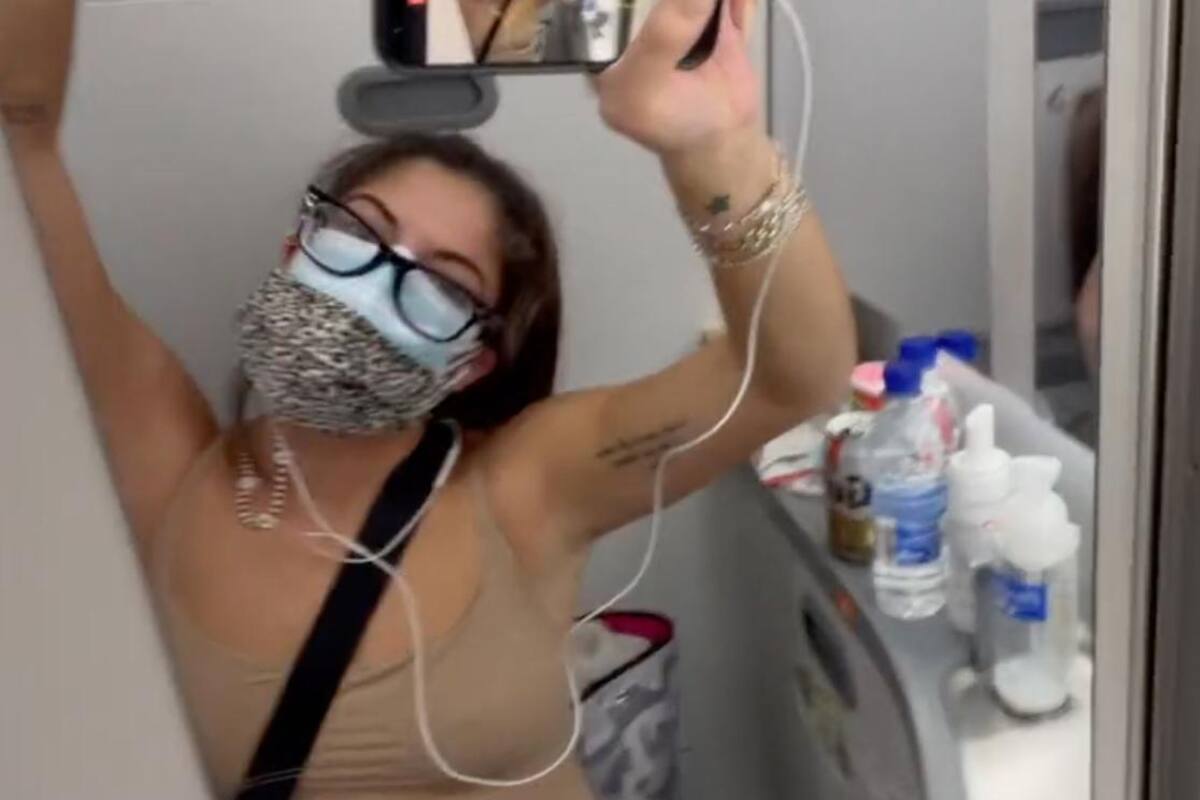 Mujer se aisló en el baño del avión tras enterarse que tiene Covid-19 en medio vuelo