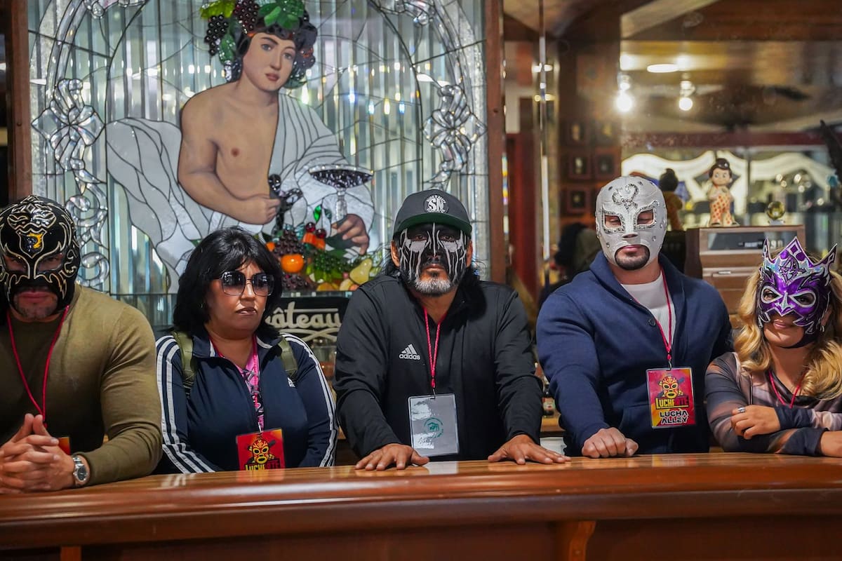 El evento reunió a luchadores profesionales y artistas que exhibieron obras basadas en ídolos del ring. Foto: Border Zoom